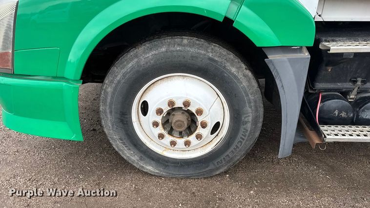 image for item NA9955 2010 Volvo VNL semi truck