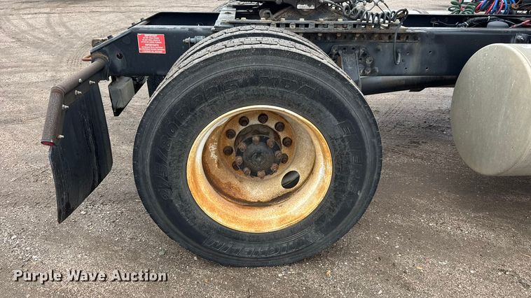 image for item NA9955 2010 Volvo VNL semi truck