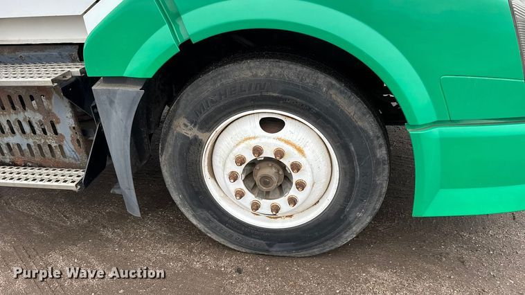 image for item NA9955 2010 Volvo VNL semi truck