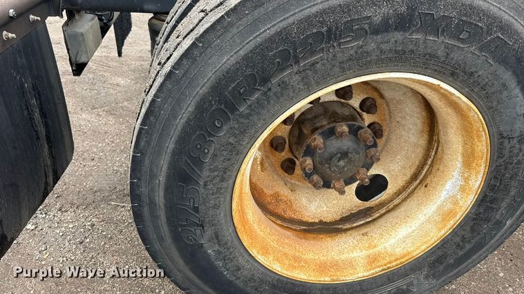 image for item NA9955 2010 Volvo VNL semi truck