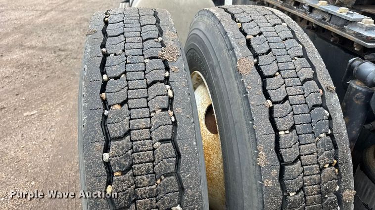 image for item NA9955 2010 Volvo VNL semi truck