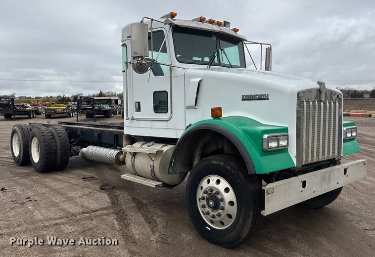 image for item NA9956 1998 Kenworth W900 truck cab and chassis
