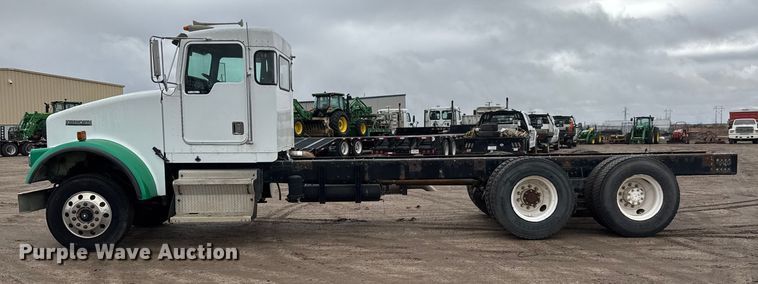 image for item NA9956 1998 Kenworth W900 truck cab and chassis