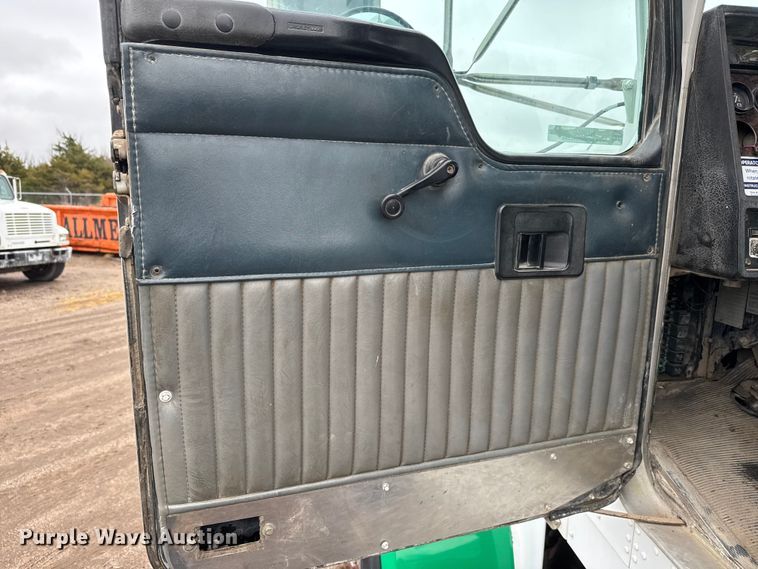 image for item NA9956 1998 Kenworth W900 truck cab and chassis