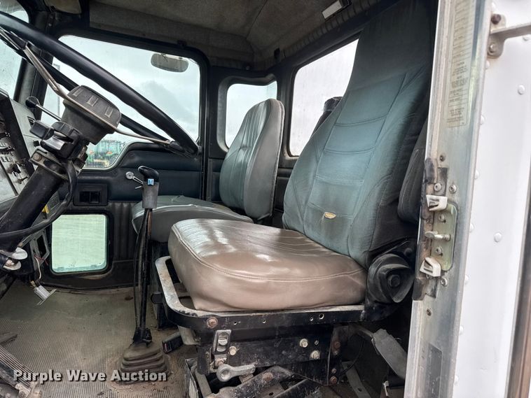 image for item NA9956 1998 Kenworth W900 truck cab and chassis