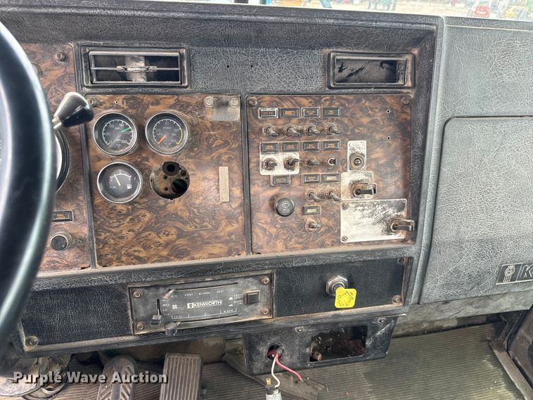 image for item NA9956 1998 Kenworth W900 truck cab and chassis