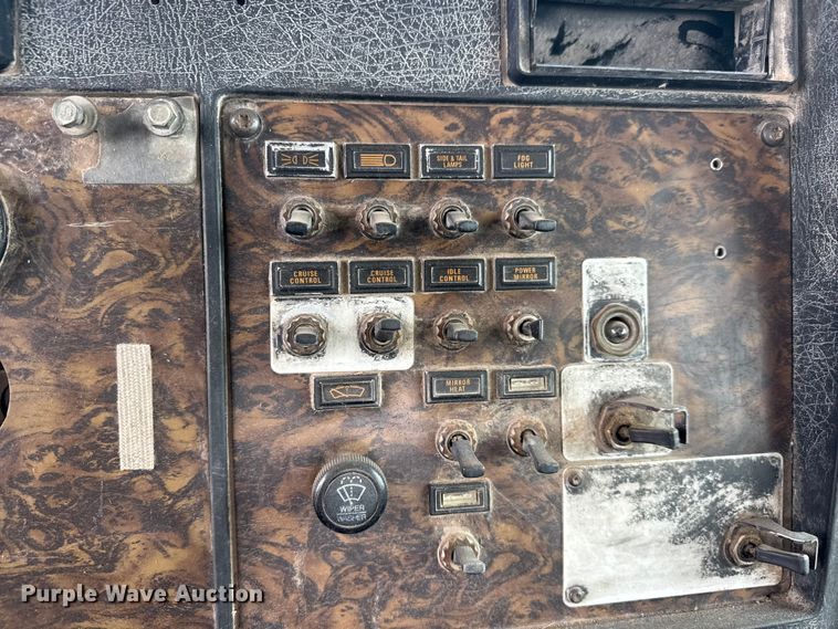 image for item NA9956 1998 Kenworth W900 truck cab and chassis