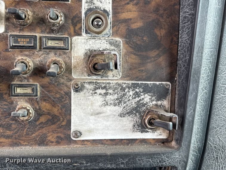 image for item NA9956 1998 Kenworth W900 truck cab and chassis