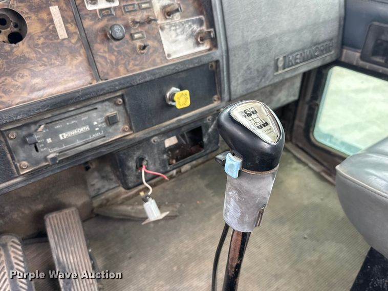 image for item NA9956 1998 Kenworth W900 truck cab and chassis