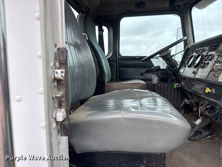 image for item NA9956 1998 Kenworth W900 truck cab and chassis