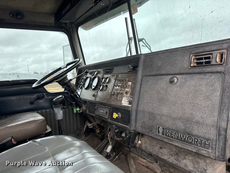image for item NA9956 1998 Kenworth W900 truck cab and chassis