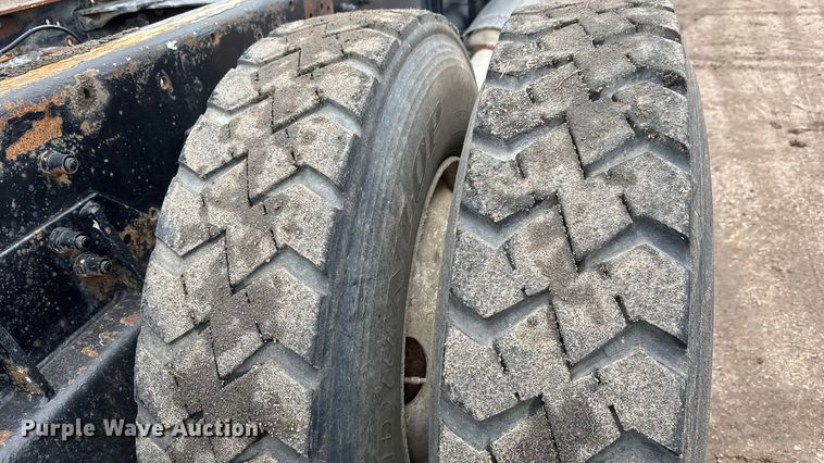 image for item NA9956 1998 Kenworth W900 truck cab and chassis