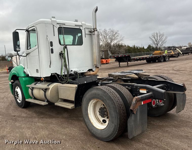 image for item NA9962 2007 Freightliner Columbia 120 semi truck