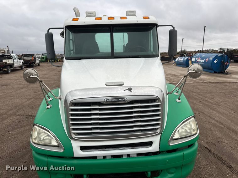 image for item NA9962 2007 Freightliner Columbia 120 semi truck