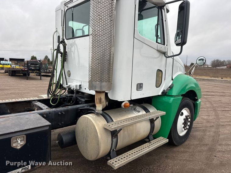 image for item NA9962 2007 Freightliner Columbia 120 semi truck