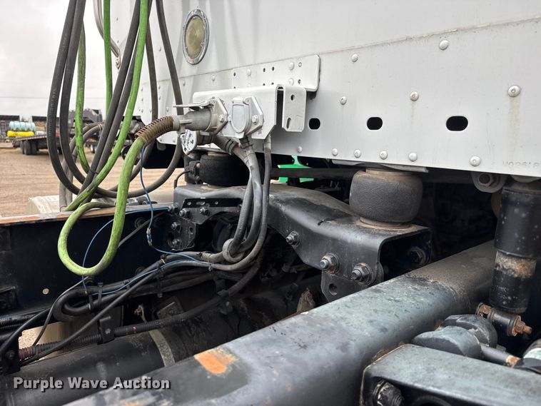 image for item NA9962 2007 Freightliner Columbia 120 semi truck