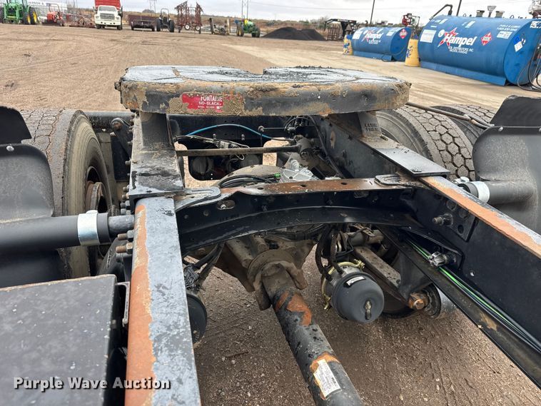 image for item NA9962 2007 Freightliner Columbia 120 semi truck