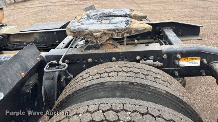 image for item NA9962 2007 Freightliner Columbia 120 semi truck