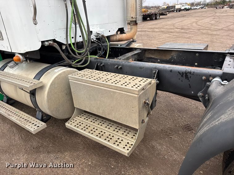 image for item NA9962 2007 Freightliner Columbia 120 semi truck