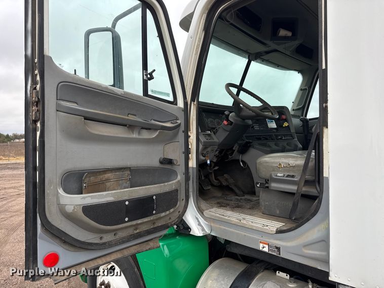 image for item NA9962 2007 Freightliner Columbia 120 semi truck