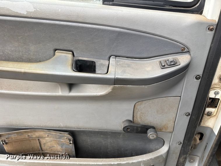 image for item NA9962 2007 Freightliner Columbia 120 semi truck