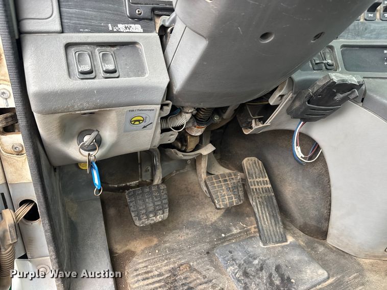 image for item NA9962 2007 Freightliner Columbia 120 semi truck