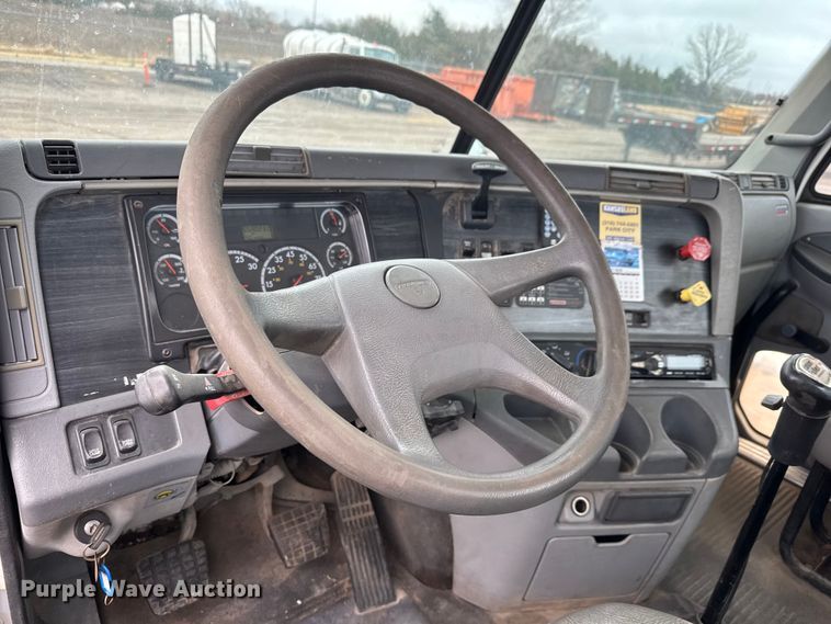 image for item NA9962 2007 Freightliner Columbia 120 semi truck