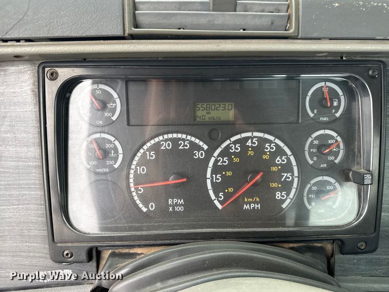 image for item NA9962 2007 Freightliner Columbia 120 semi truck