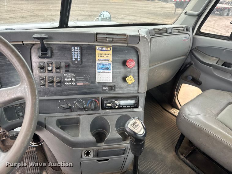 image for item NA9962 2007 Freightliner Columbia 120 semi truck