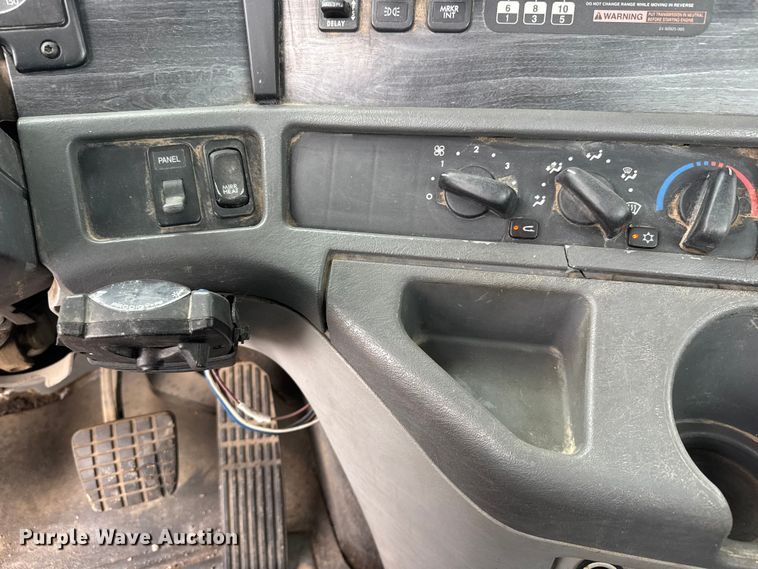 image for item NA9962 2007 Freightliner Columbia 120 semi truck