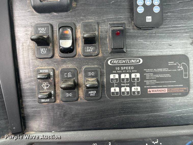 image for item NA9962 2007 Freightliner Columbia 120 semi truck