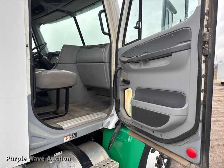 image for item NA9962 2007 Freightliner Columbia 120 semi truck