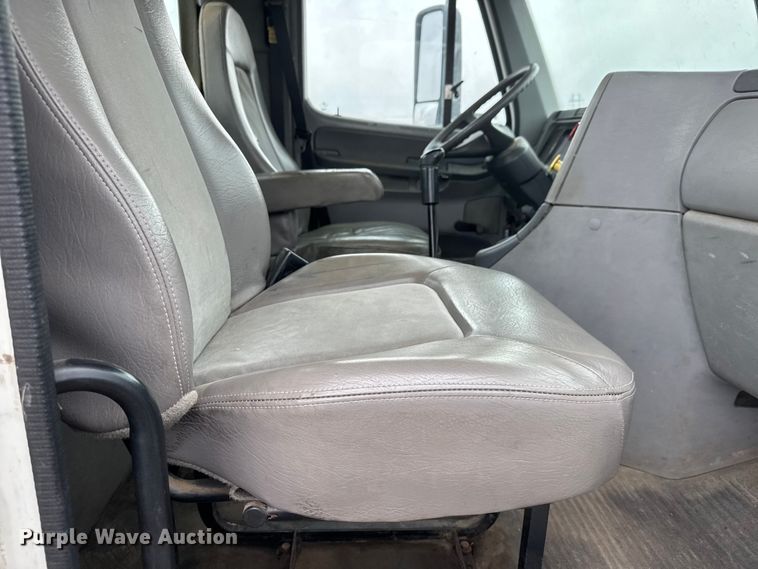 image for item NA9962 2007 Freightliner Columbia 120 semi truck