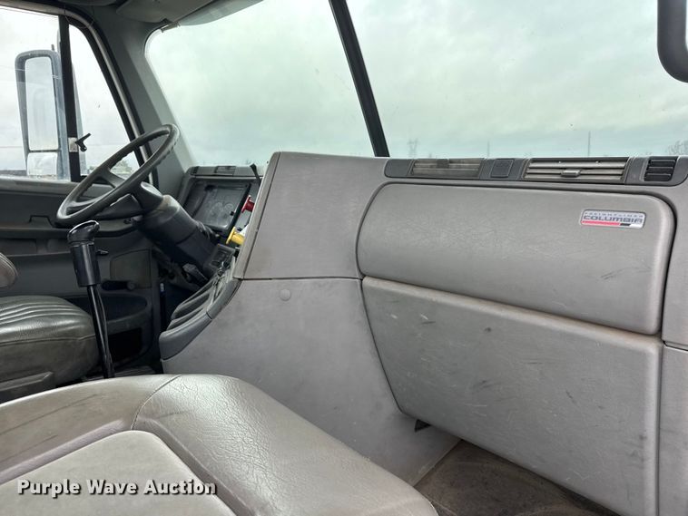 image for item NA9962 2007 Freightliner Columbia 120 semi truck
