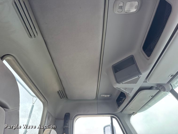 image for item NA9962 2007 Freightliner Columbia 120 semi truck