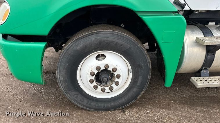 image for item NA9962 2007 Freightliner Columbia 120 semi truck