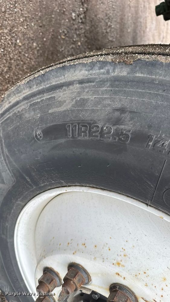 image for item NA9962 2007 Freightliner Columbia 120 semi truck