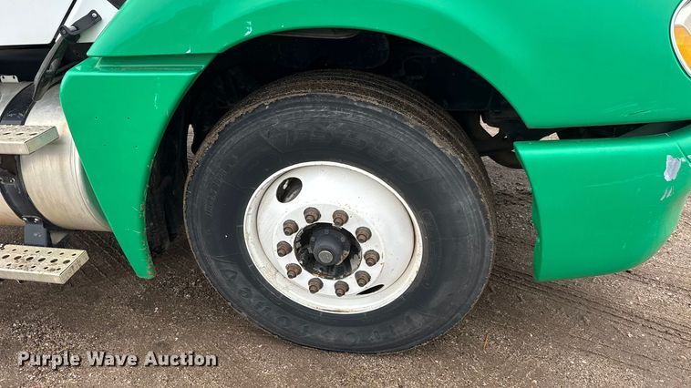 image for item NA9962 2007 Freightliner Columbia 120 semi truck