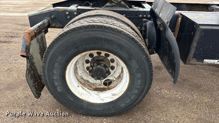 image for item NA9962 2007 Freightliner Columbia 120 semi truck