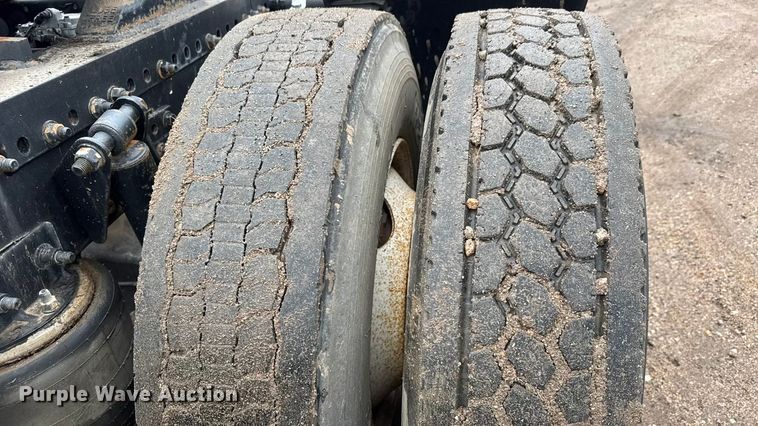 image for item NA9962 2007 Freightliner Columbia 120 semi truck