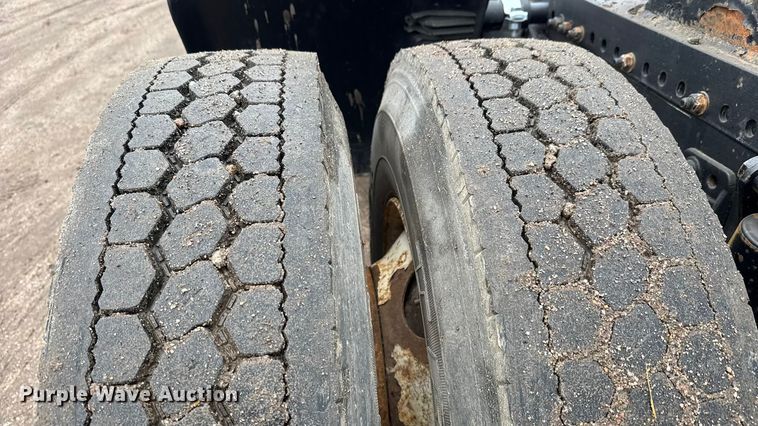 image for item NA9962 2007 Freightliner Columbia 120 semi truck