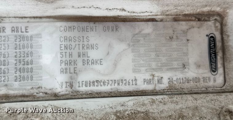 image for item NA9962 2007 Freightliner Columbia 120 semi truck