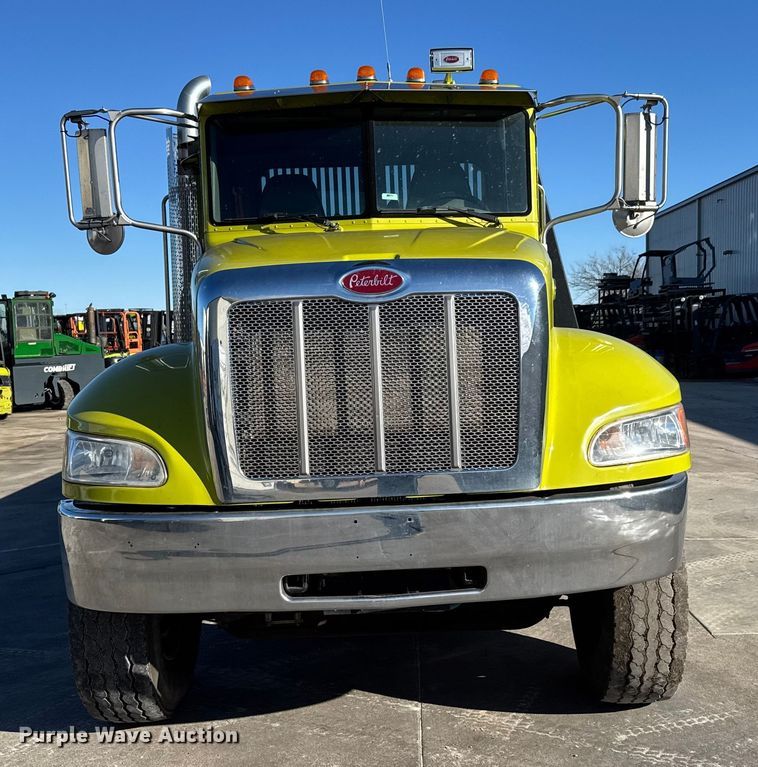 image for item NB9000 2014 Peterbilt 348 rollback truck