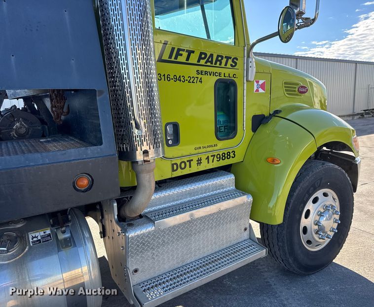 image for item NB9000 2014 Peterbilt 348 rollback truck