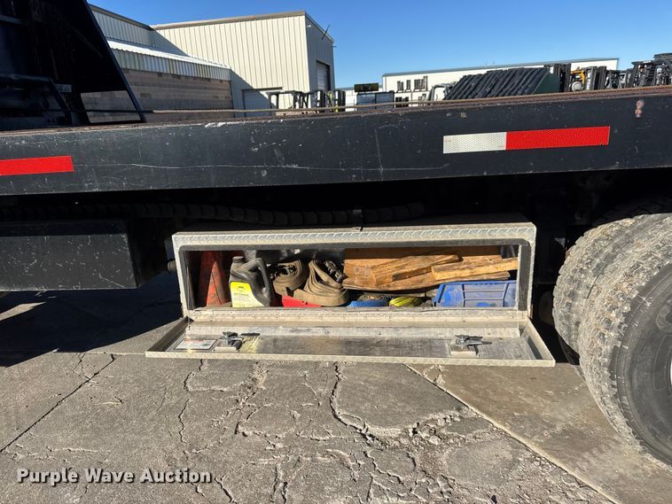 image for item NB9000 2014 Peterbilt 348 rollback truck