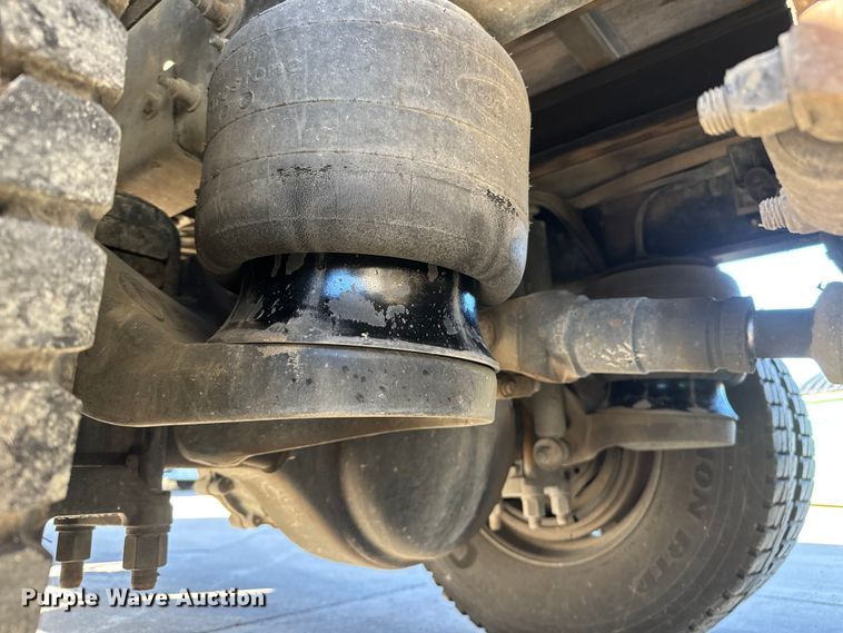 image for item NB9000 2014 Peterbilt 348 rollback truck