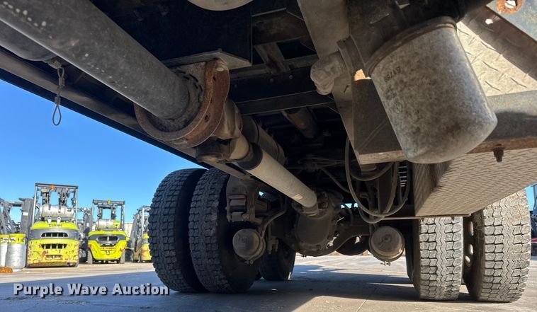 image for item NB9000 2014 Peterbilt 348 rollback truck