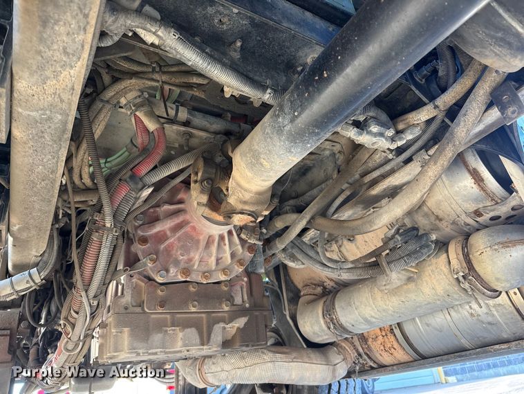 image for item NB9000 2014 Peterbilt 348 rollback truck