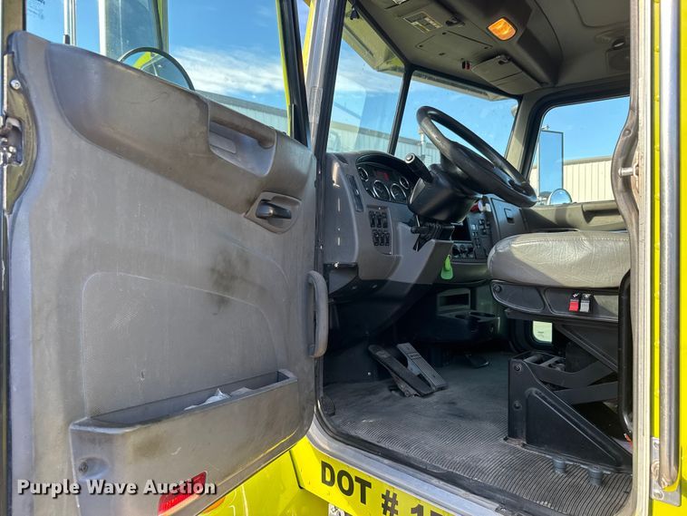 image for item NB9000 2014 Peterbilt 348 rollback truck