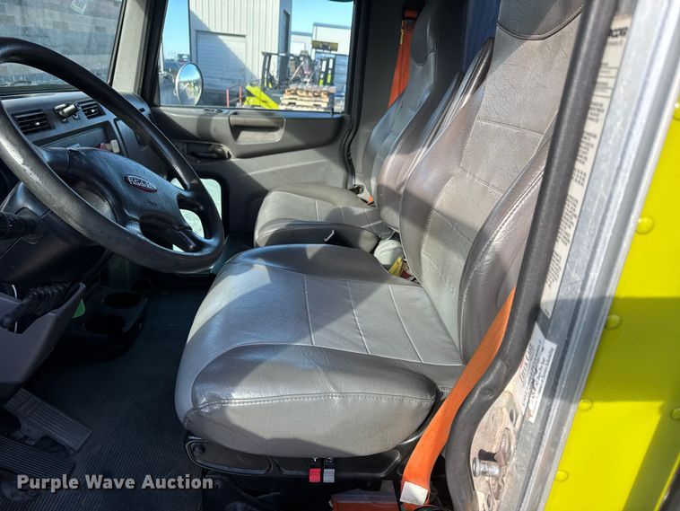 image for item NB9000 2014 Peterbilt 348 rollback truck